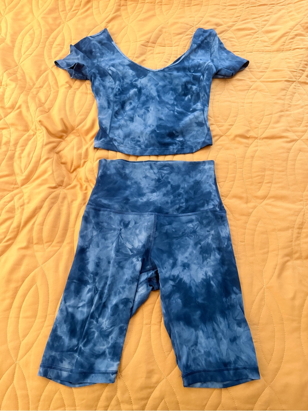 lululemon athletica Navy Diamond Dye Crop top sz 4 + Biker shorts sz 6